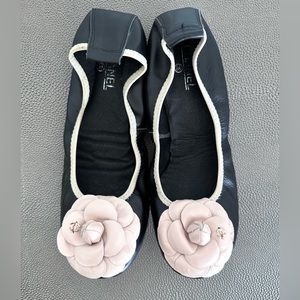 - CHANEL Flower Toed Ballet Flats in Black & Cream Leather Sz 39